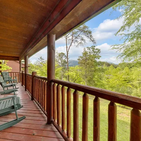 New Smoky Mountain Cabin Cozy & Convenient